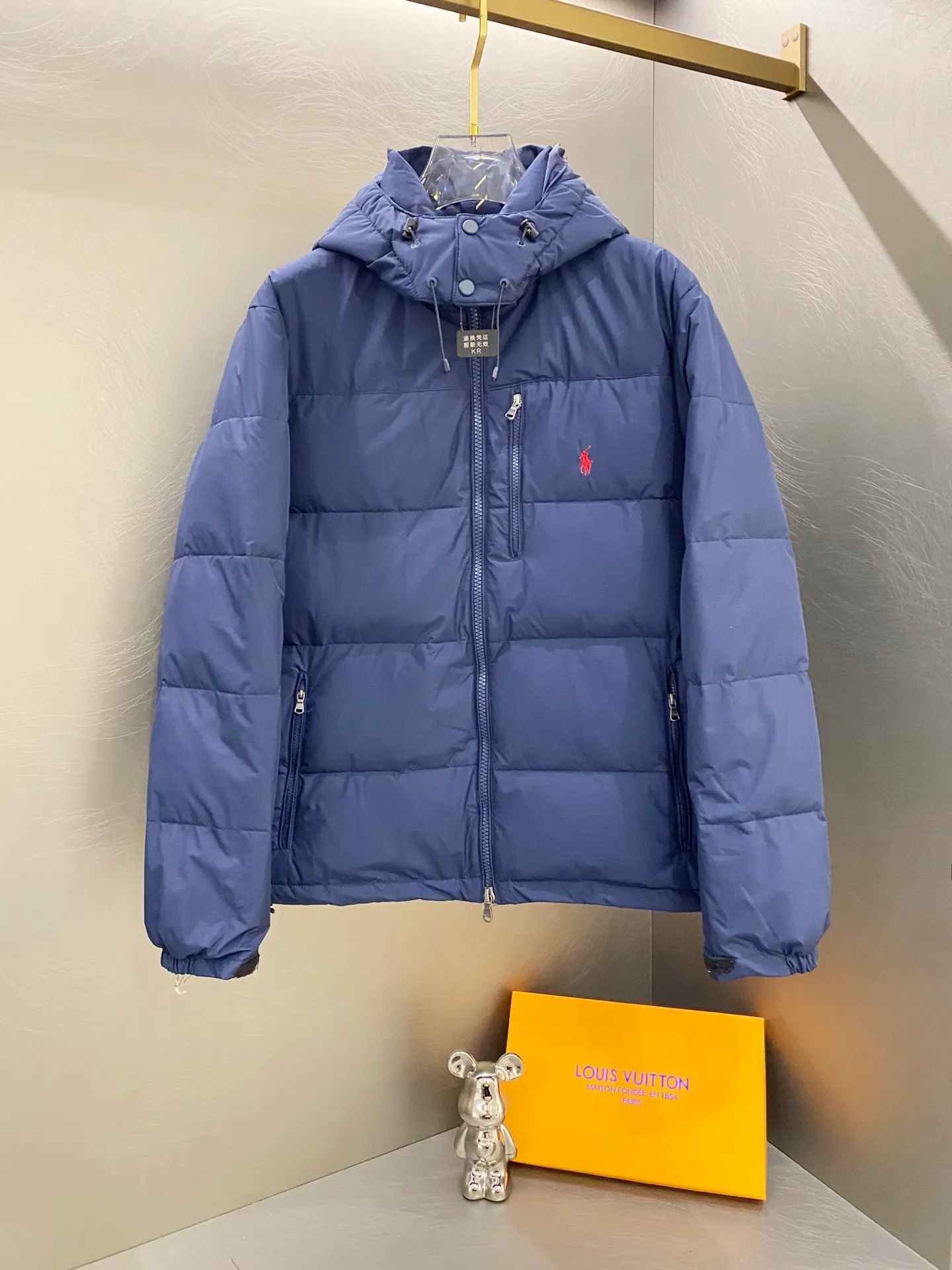 P700 Ralph Lauren/Ralph Lauren classic style winter new bright leather black down jacket jacket with removable hood extra thick plus velvet down jacket windproof and waterproof couple model [top version sold with anti-counterfeiting buckle] Purchase the original mold to create a full set of customized accessories Details determine success or failure 1. Imported barudan/Behringer embroidery machine customized 10,000-needle electric embroidery uses imported No. 7 needle imported embroidery thread to ensure that each word is full, three-dimensional and clear. It can be called the most expensive embroidery logo 2. It is filled with national standard 80 white duck down and has better thermal insulation performance. It is light and not heavy and has good fluff recovery after compression. 3. The inner lining is made of nylon and has a double-layer sealing design that will not cause any velvet leakage. The adjustable hem with a built-in drawstring buckle can prevent wind and cold. Ralph Lauren comes from the United States and has a strong American flavor. There are two brands under the name of Ralph Lauren: Poloby Ralph Lauren and Ralph Lauren has created a sales field of high-quality fashion in the world, and continues to promote the reputation of designer Ralph Lauren and the glorious image of the Ralph Lauren brand. Accessories: Original tag, washed label + electroplated YK zipper logo, the same style for both men and women, a must-have winter style. Color: bright black, matte black, navy blue, size: M~XXL